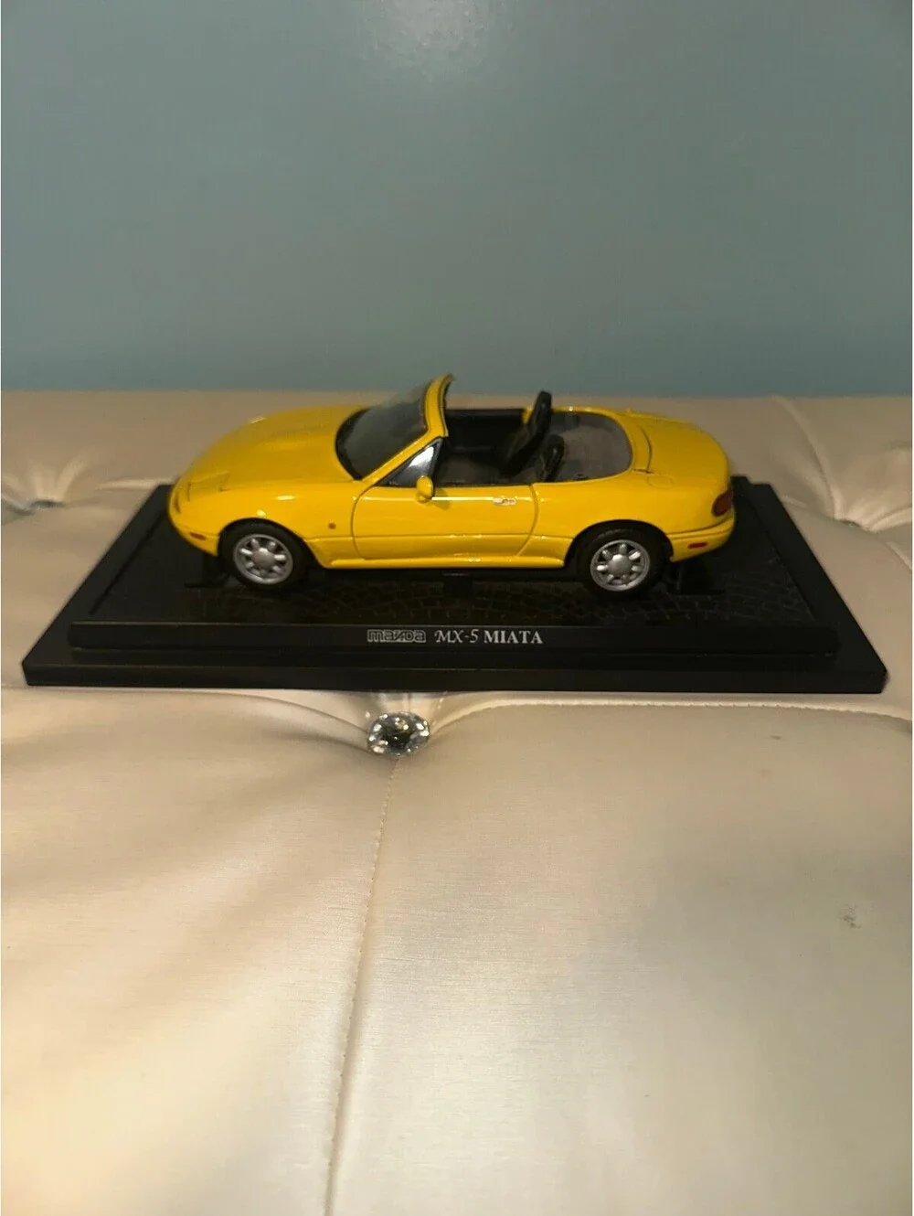 Kyosho Yellow MX-5 Miata Vintage Model Car Detailed 1:18